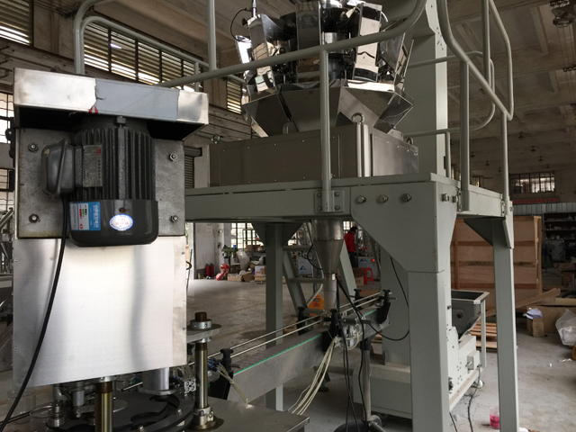 PLNĚNÍ KONZERVŮ ZAVÍRACÍ STROJ close shot.jpg