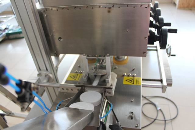 uzavírací stroj se zdvihem (1).JPG