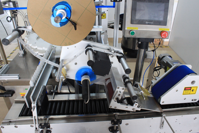 rolling bars from horizontal labeling machine synchronní pás pro rolování lahví.jpg