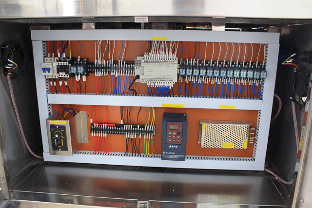 horizontal small bottles labeling machine picture horizontální etiketovací stroj skutečný obrázek.jpg