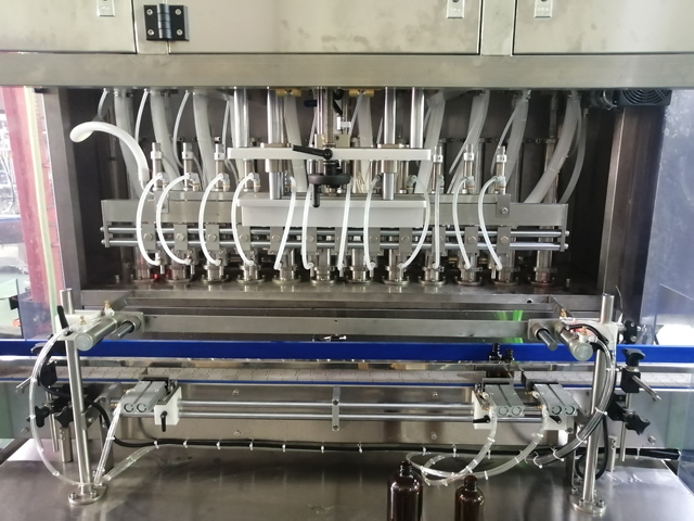 Plnicí stroj s 12 hlavami s míchacím ohřívačem (4).jpg