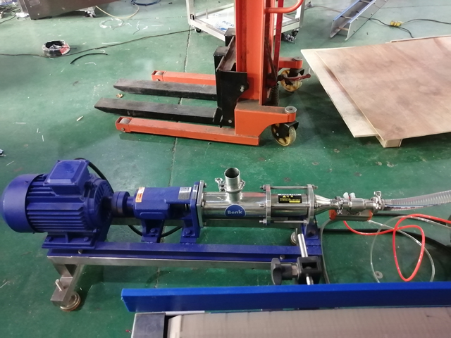 Plnicí stroj s 12 hlavami s míchacím ohřívačem (3).jpg