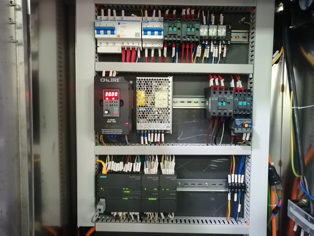 Plnicí stroj s 12 hlavami s směšovacím ohřívačem (2).jpg