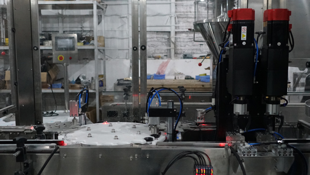 zavíčkovací stroj.JPG