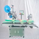 Lineární malá kartonová krabice s rohovým obalem samolepky