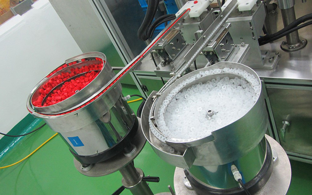 víčka miska na krmení.jpg