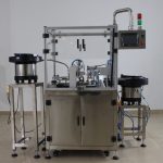 Monoblokový stroj na plnění zkumavek z malých kapek lahví