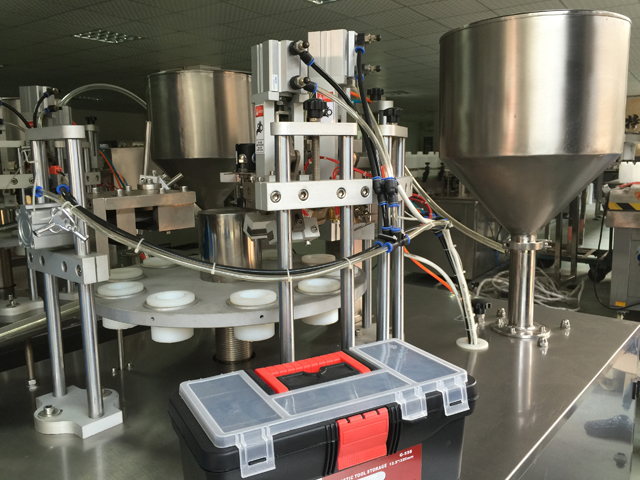 plnič trubek v řadě.jpg