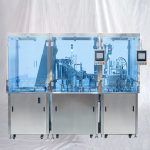 Stroj na plnění sestavy farmaceutických předplněných injekčních stříkaček