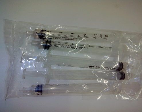 syringes stříkačka plnění blíže.jpg