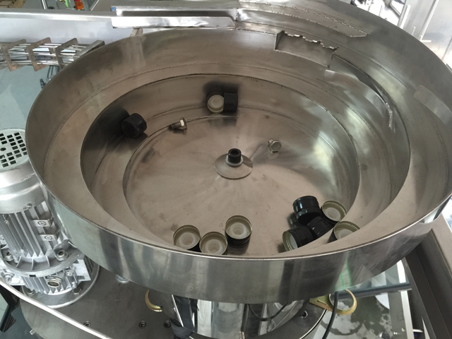 uzávěry vibrátor podávací systém.jpg