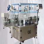 Rotační zařízení pro uzavírání plastových lahví na šťávu s víkovým zdvižným podavačem