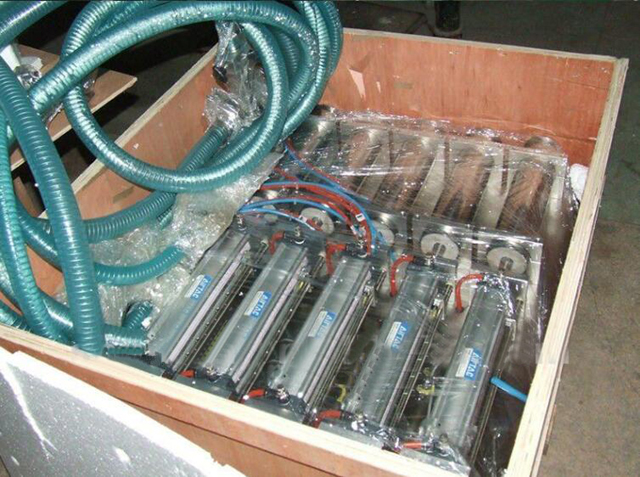 Plnicí stroj se 4 hlavami v dřevěném pouzdře.jpg