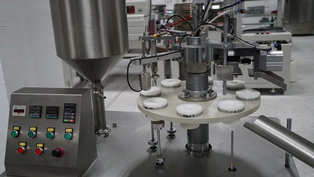 zařízení na těsnění plničů trubek.jpg