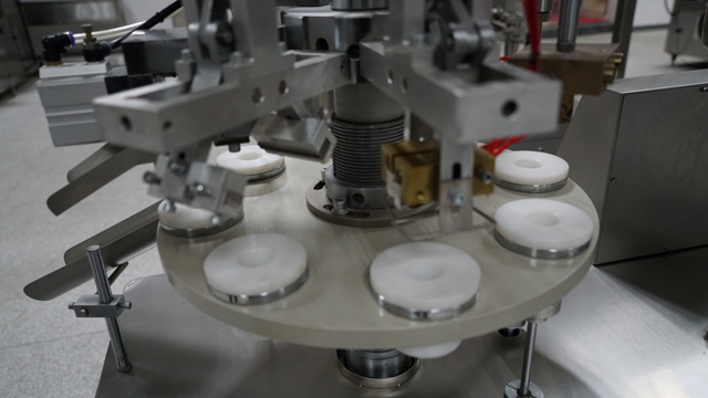 poloautomatický plnič hadic line.jpg