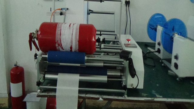 etiketovací zařízení pro hasicí produkty.