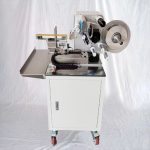 Poloautomatický aplikátor štítků s vlajkou pro balení krmiva pro psy z kostí