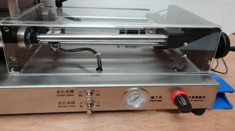 pneumatic part from cream filling machine zblízka pro stroj s oboustranným zásobníkem jam.jpg