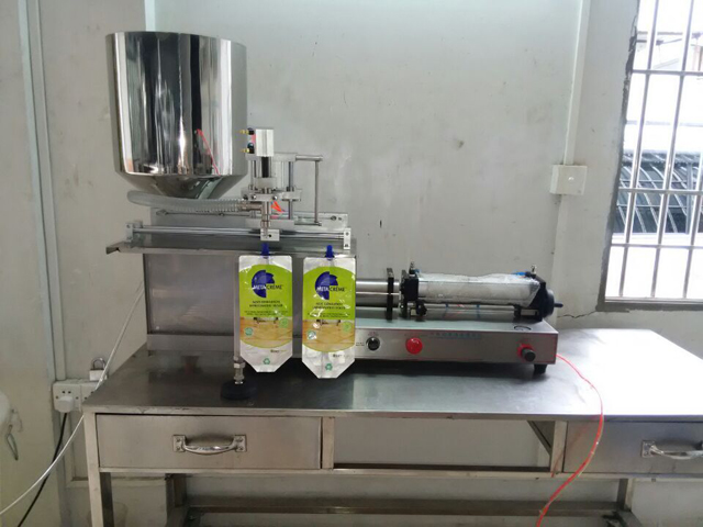 Stroj na plnění výtokových sáčků (4).jpg