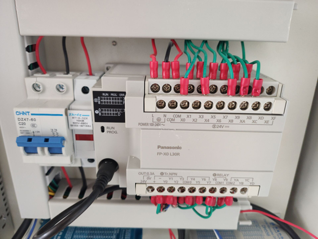 tisk štítků kabely drát detaily stroje (1).jpg