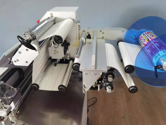 strojní etiketování klobásy (3).jpg