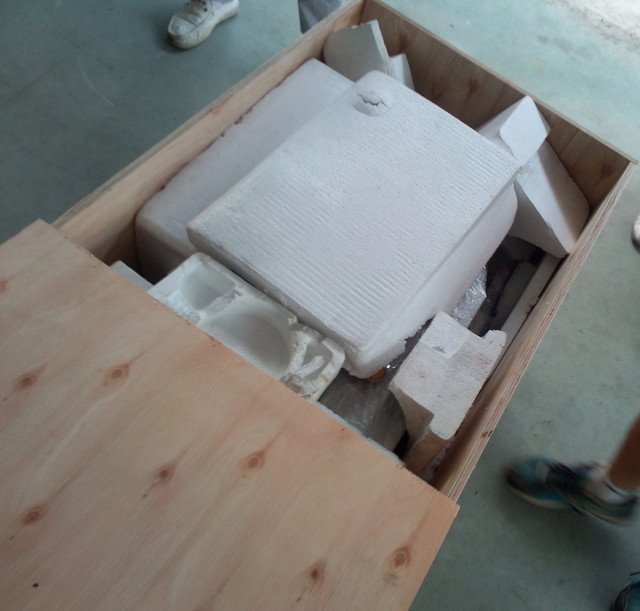 wooden case packaging before ocean shipping obal pro etiketovací stroj.jpg