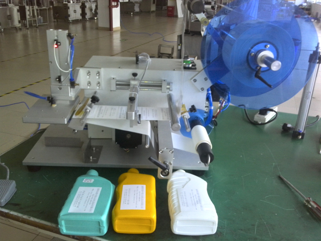 bottles labeling machine semi automatic ploché lahve labeler equipment.jpg
