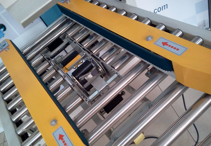 carton sealing stainless steel roll zavřít záběr na stroj na uzavírání kartonů semi auto.jpg