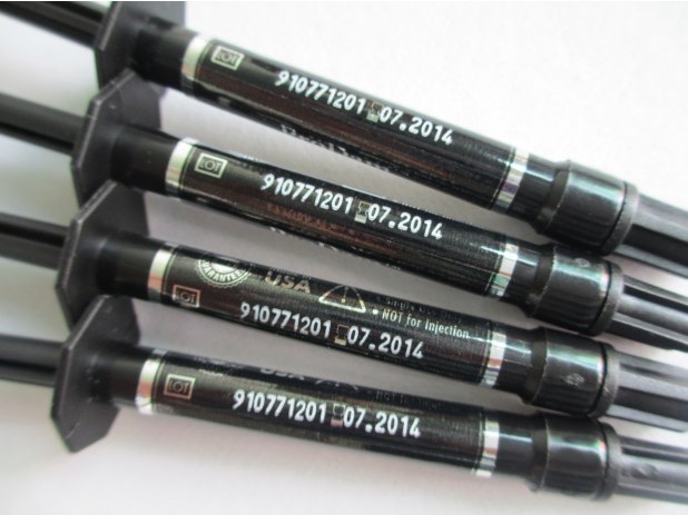 labeling printer machine for syringes tisk etiket na injekční stříkačce.jpg