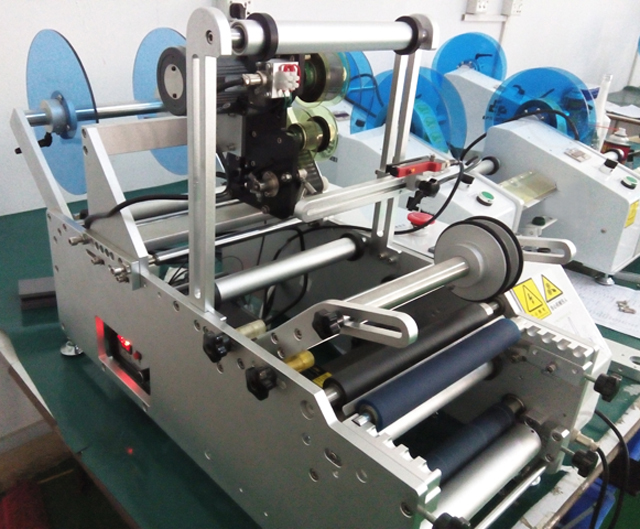 ETIKEČNÍ STROJ POLOAUTOMATICKÝ pro injekční jehlu.jpg