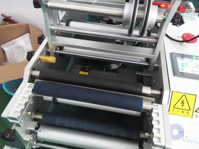 ETIKEČNÍ STROJ POLOAUTOMATICKÝ pro injekční jehlu.jpg