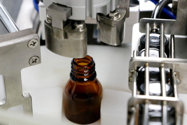 stroj na plnění olejových lahví tabletop.jpg