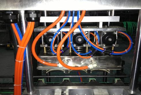 vacuum capper linear vakuové uzavírací hlavy část close shot.jpg