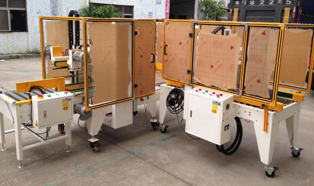 těsnící stroje v továrně.jpg