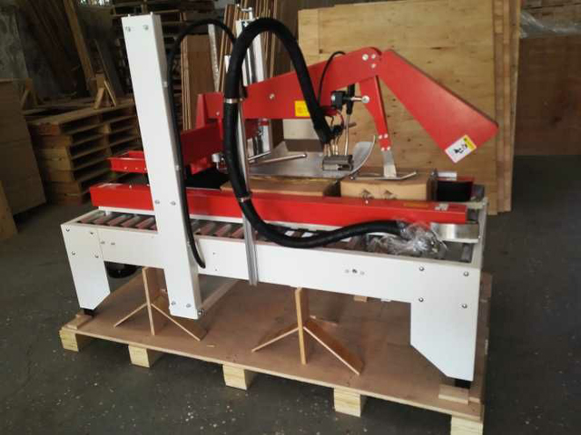 tavný lepicí stroj na uzavírání kartonů.jpg