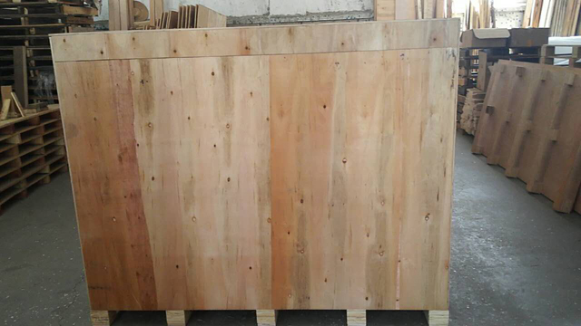 lepicí páska na kartony v dřevěném pouzdře.jpg