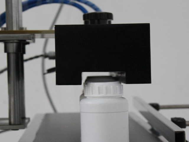 indukční uzavírací stroj tunelového typu.jpg