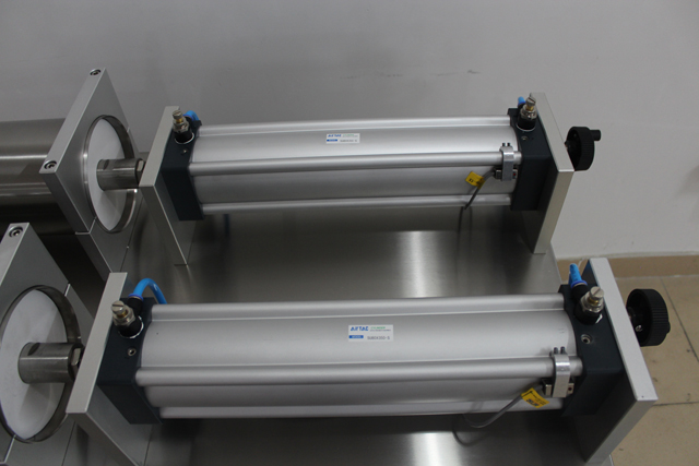 pneumatické plnicí stroje.jpg