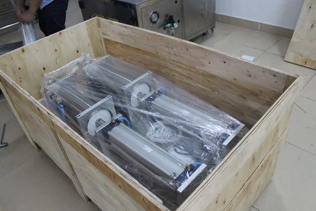 stroj uvnitř dřevěného pouzdra.jpg