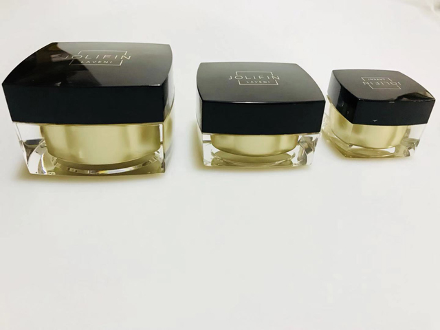 čtvercové černé sklenice na utěsnění uzávěru