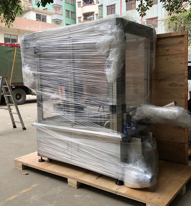 Stroj na uzavírání sklenic krému v dřevěném pouzdře