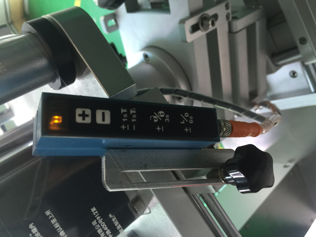 senzor pro detekci etiket transparent.jpg